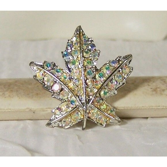 Pegasus Coro Maple Leaf Brooch 1945 Vintage Pave Rhinestones Silver Tone Pin - Picture 6 of 6